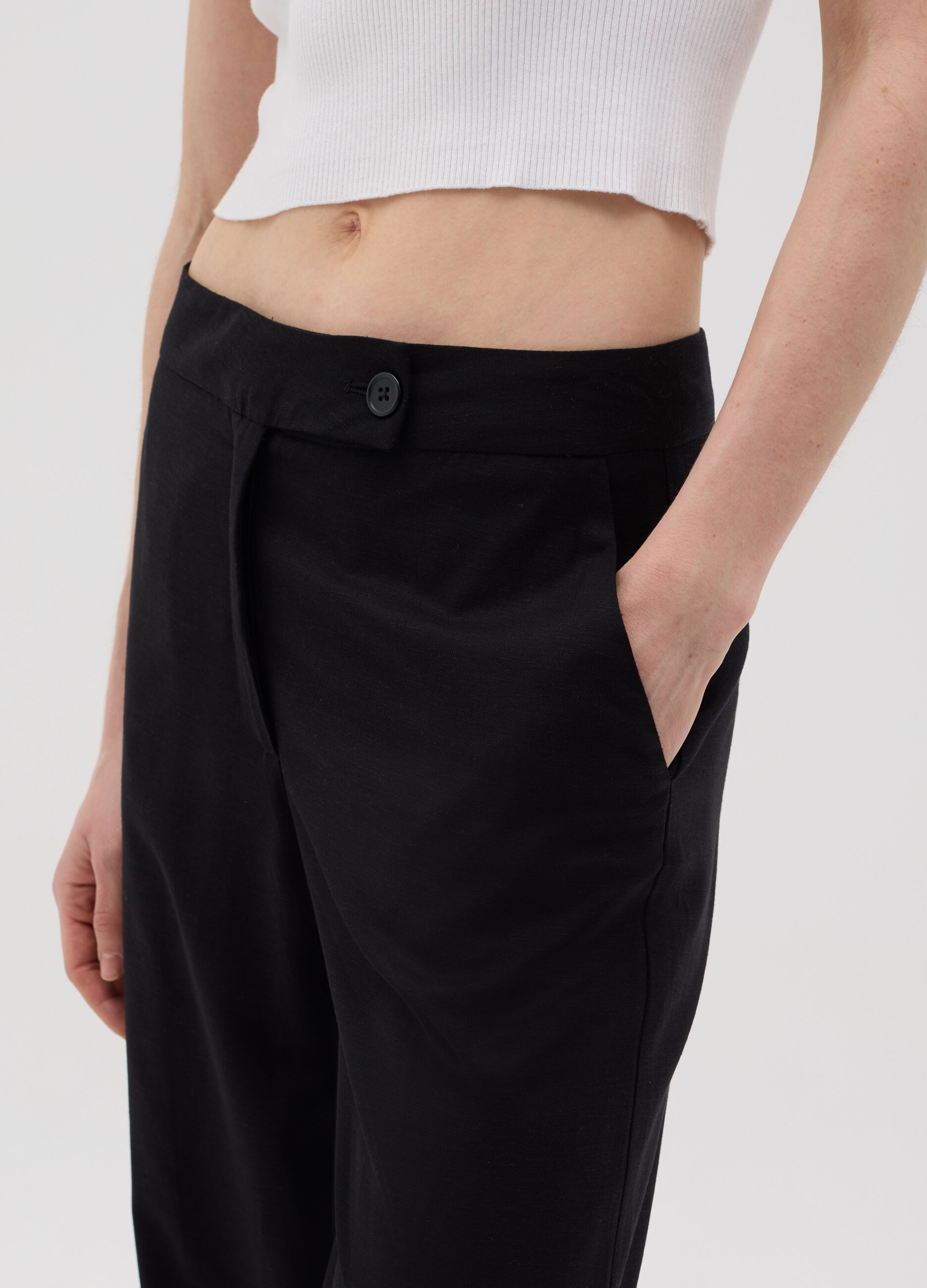 Women's black regular-fit trousers in viscose and linen blend