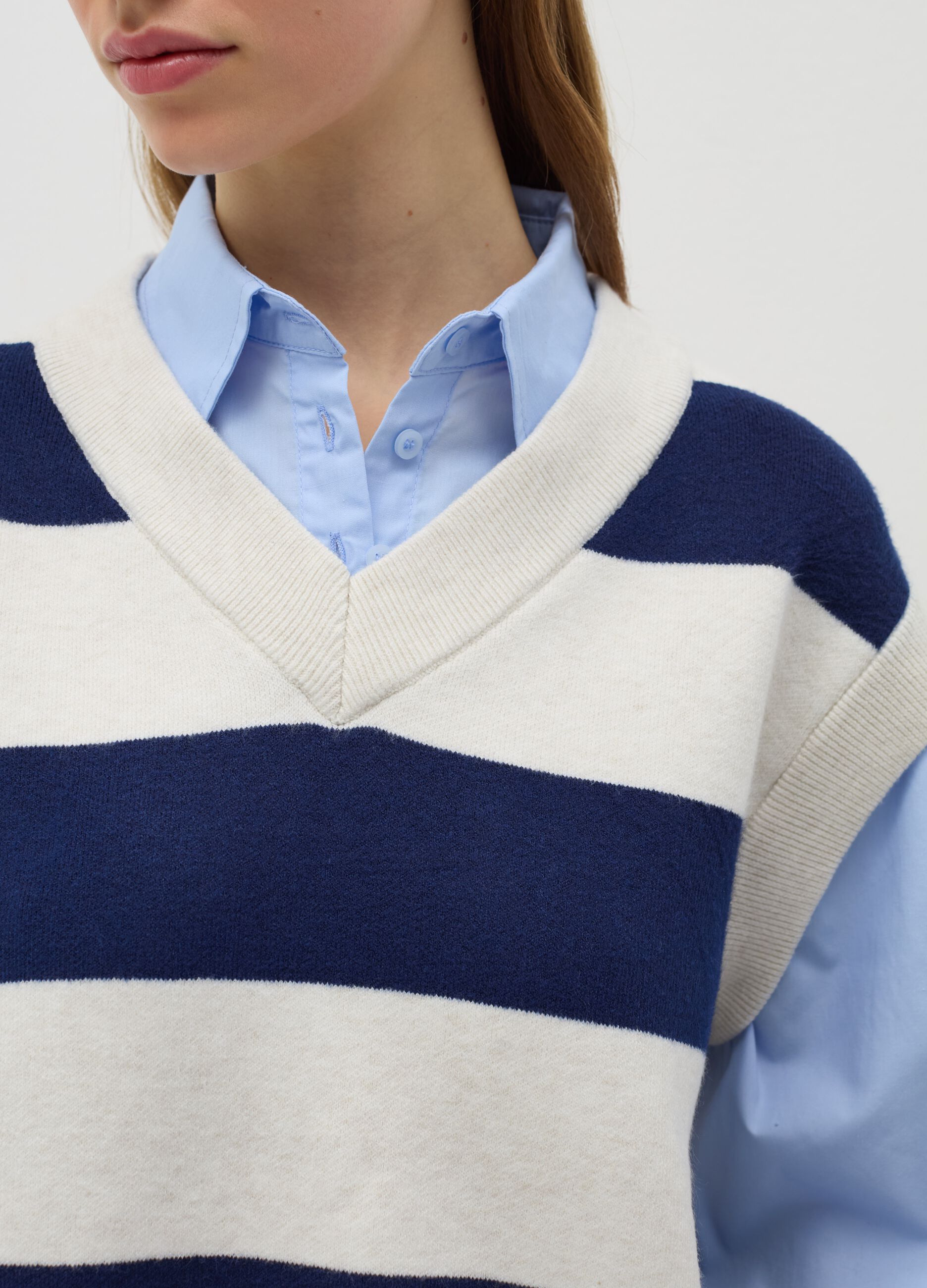 Closed gilet with stripes