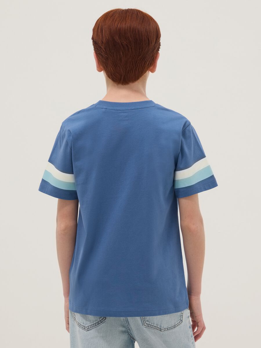 T-shirt azzurra in puro cotone da ragazzo con righe sulle maniche_2