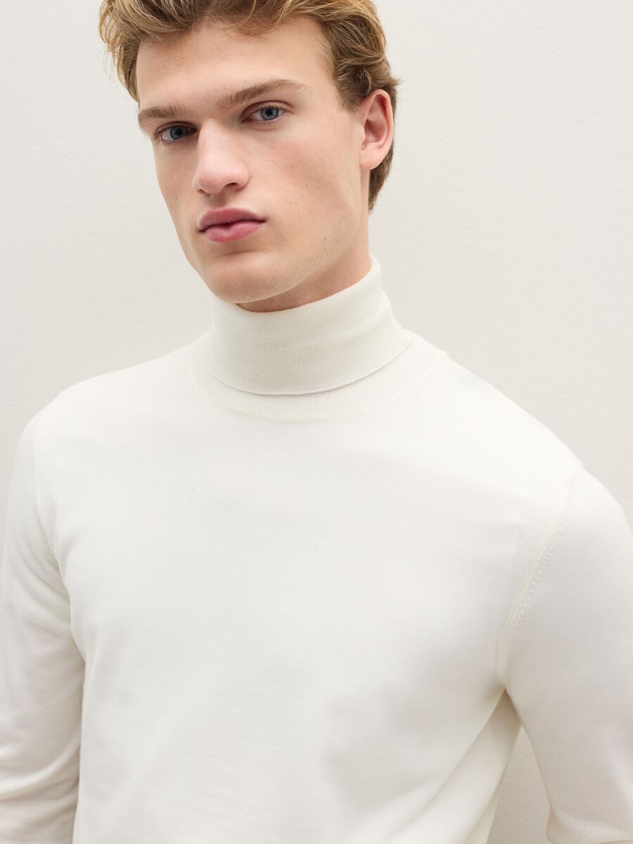 White turtleneck sweater in pure merino wool regular fit_0