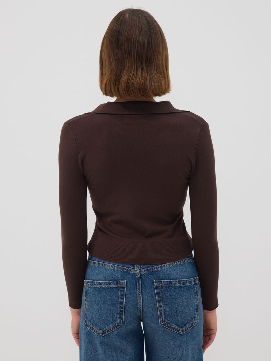 Maglia marrone in misto viscosa con colletto polo regular fit_3