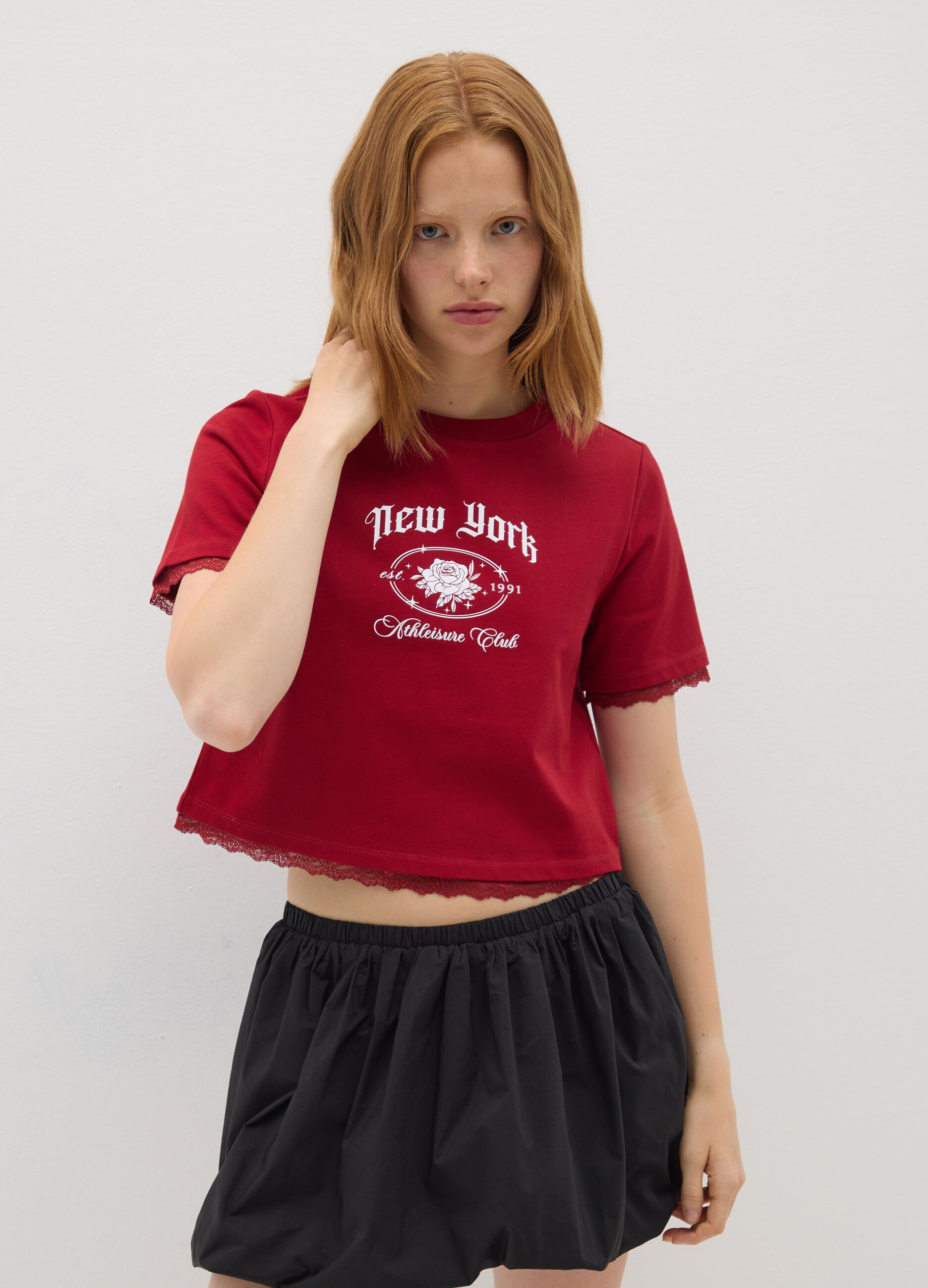 T-shirt in puro cotone rossa con pizzo