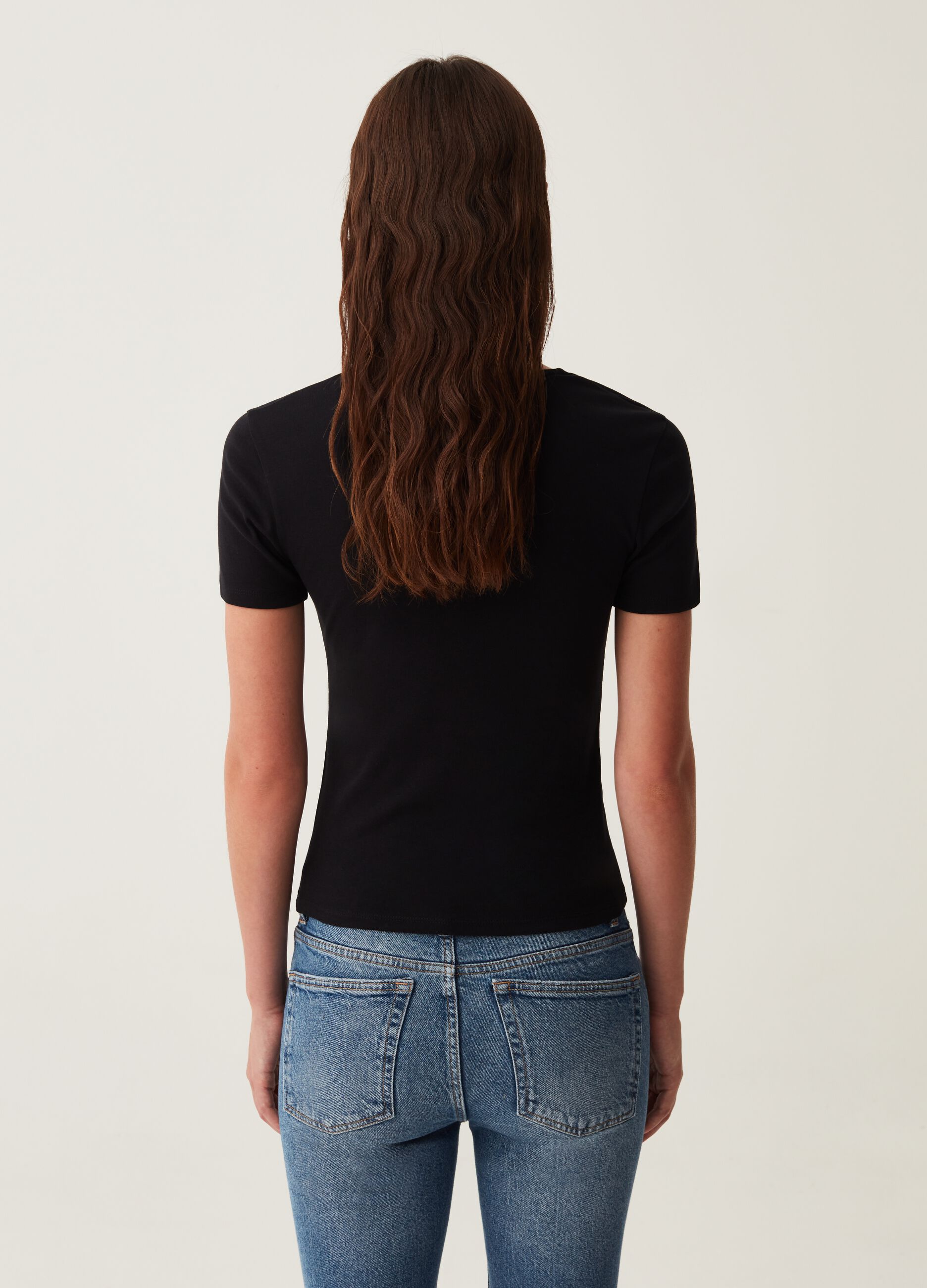 T-shirt con scollo a V e nodo_2