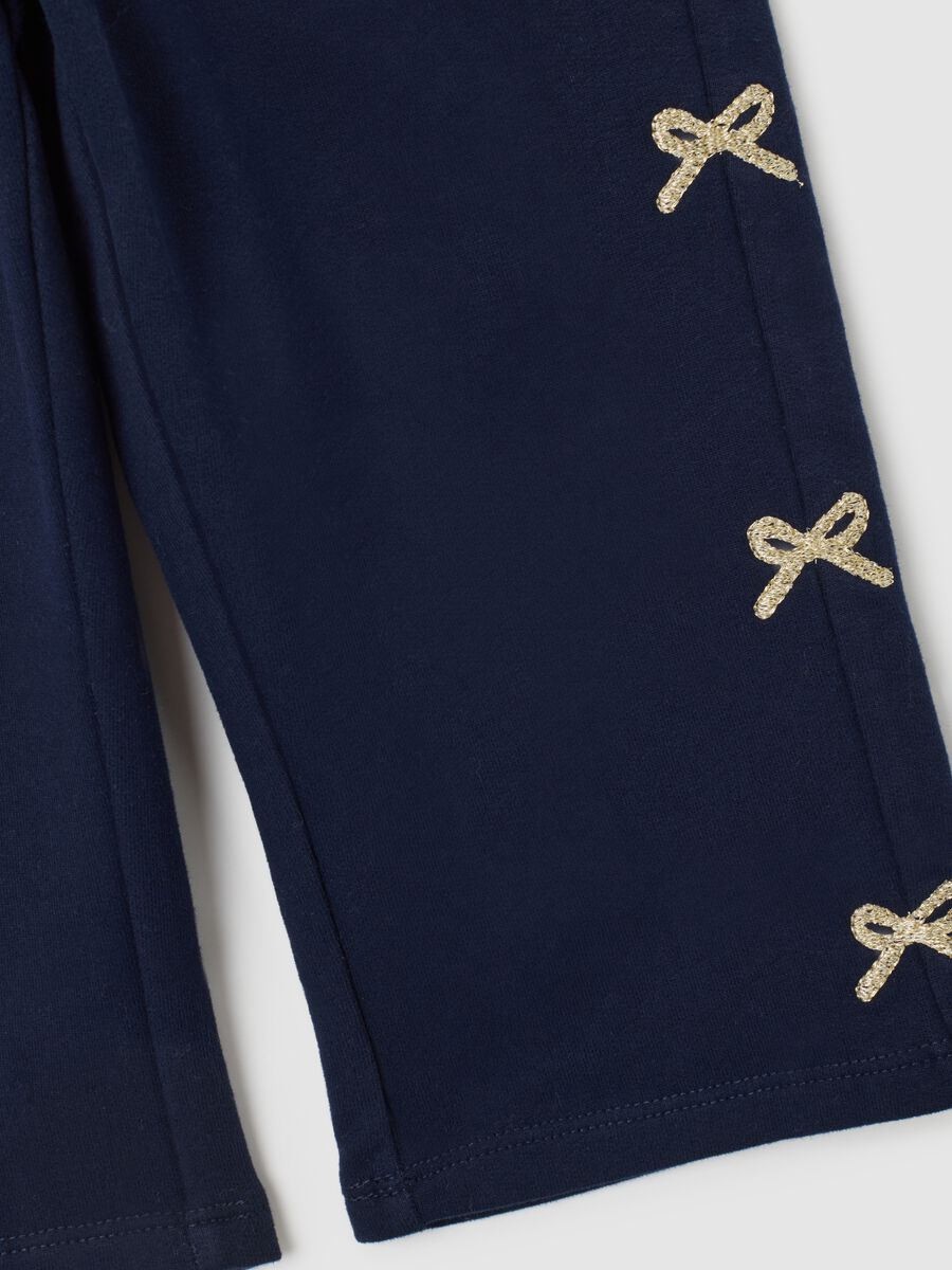 Pantaloni corti blu da bimba in cotone elasticizzato con fiocchetti_3