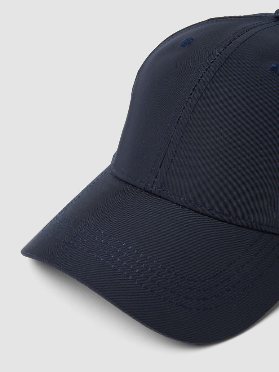 Cappello blu con visiera curva_2