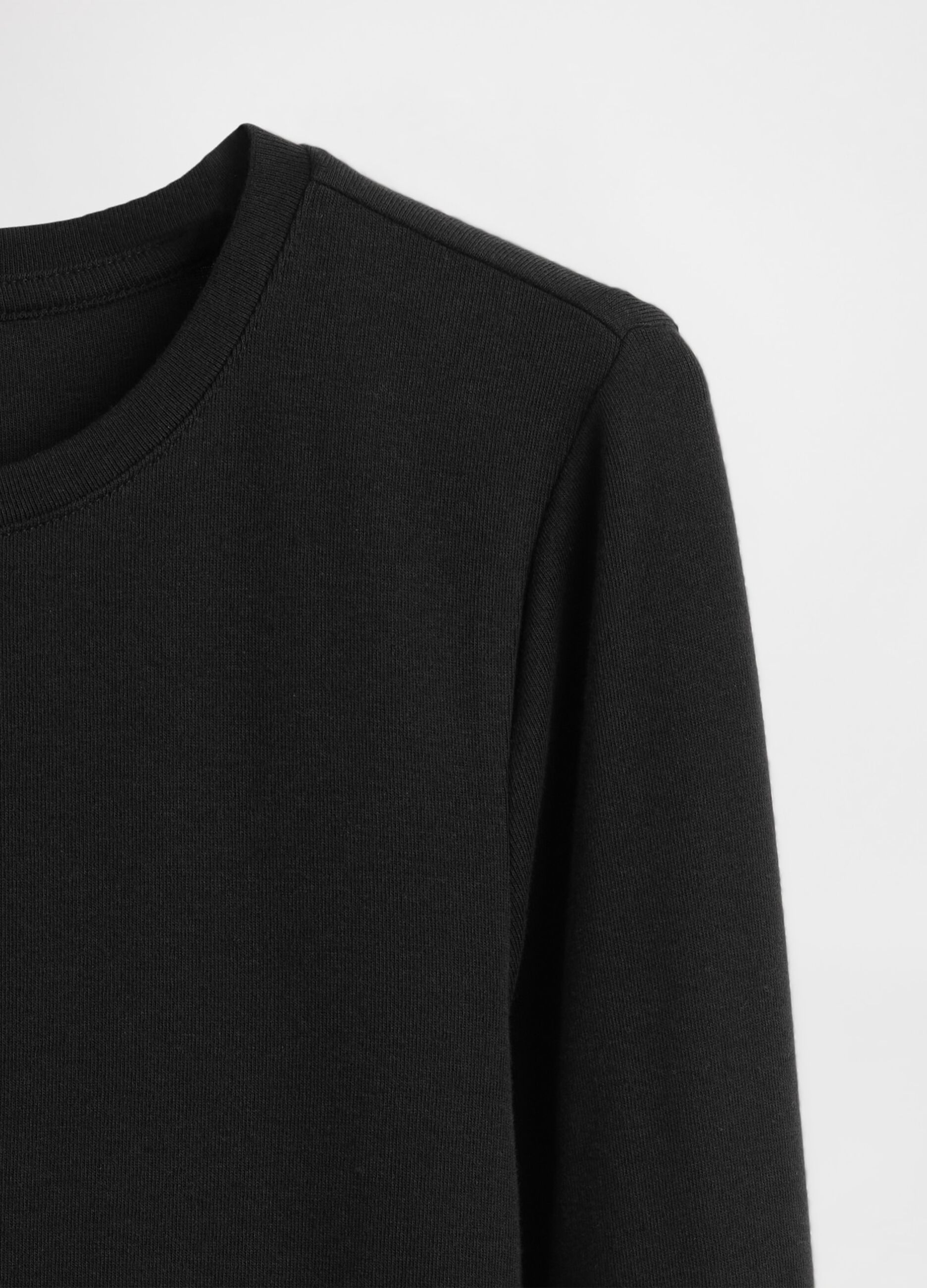 Maglia nera elasticizzata a maniche lunghe