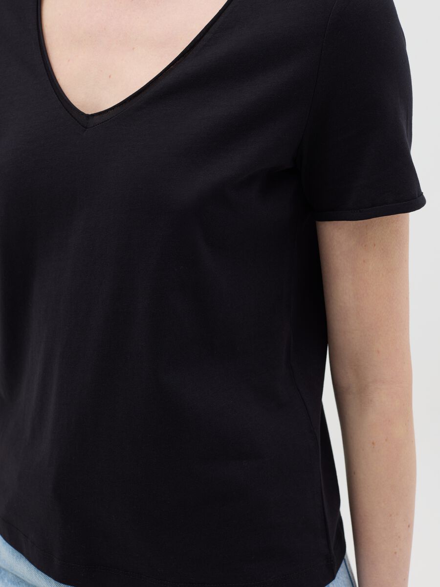 Black T-shirt in organic cotton with V neck_2