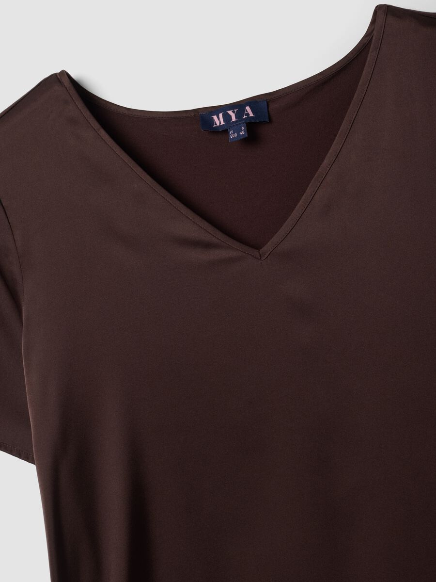 Blusa satinata marrone in tessuto elasticizzato con scollo a V regular fit_5