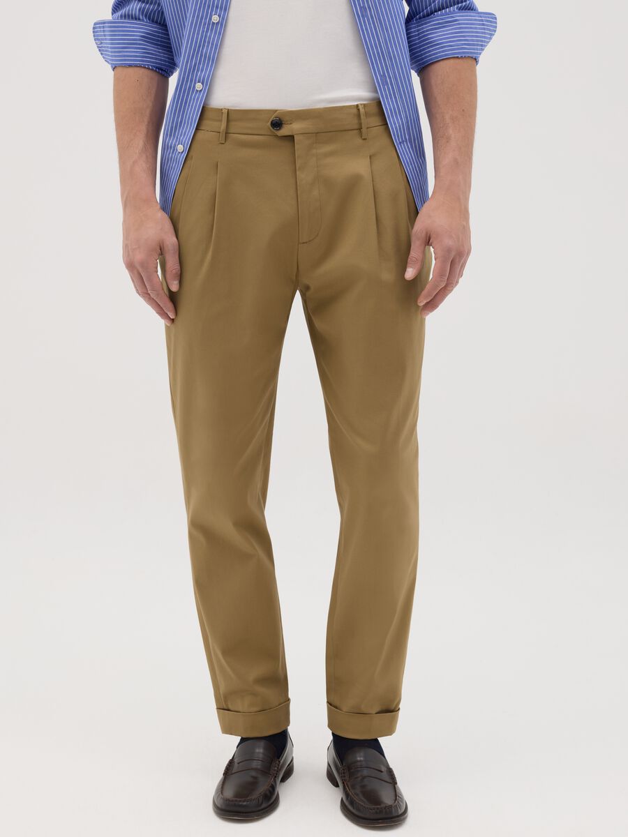 Men’s trousers in brown stretch cotton with carrot fit_1