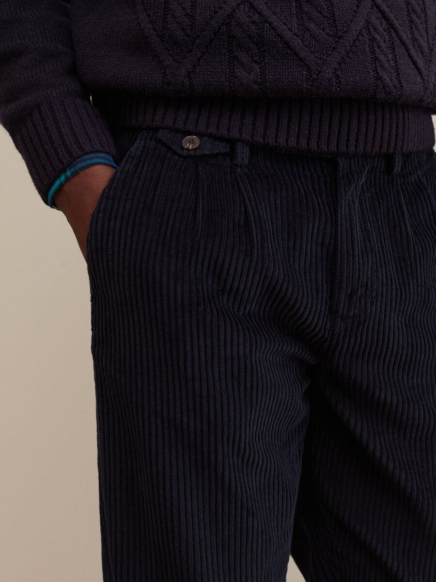 Pantaloni regular fit in corduroy con pinces_3