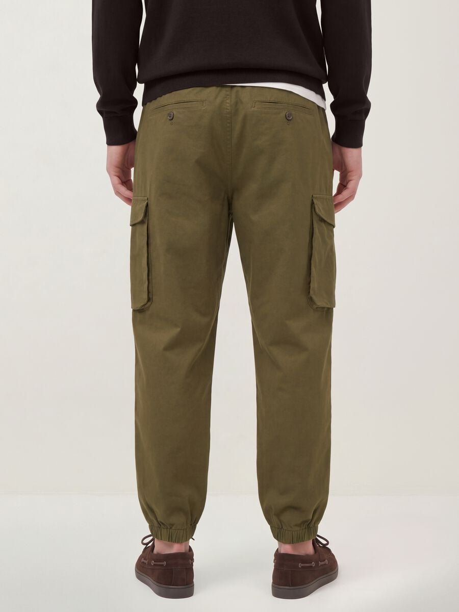 Pantaloni cargo verdi in cotone elasticizzato regular fit_3
