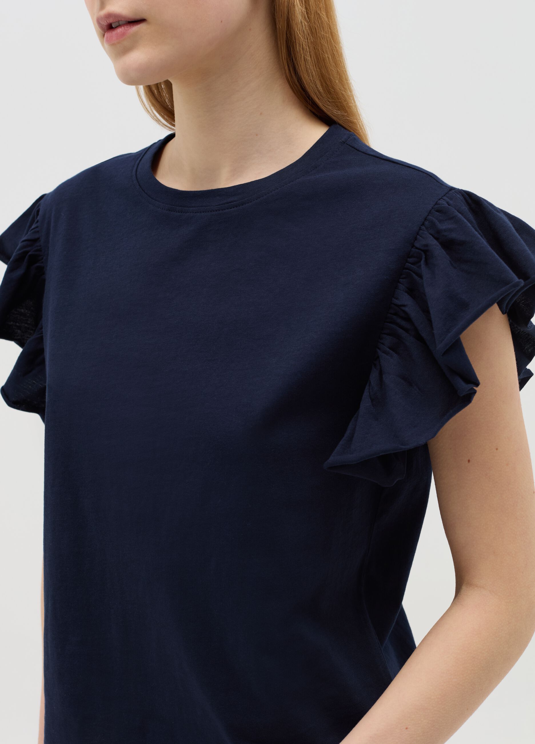 Blue short-sleeved T-shirt with flounce