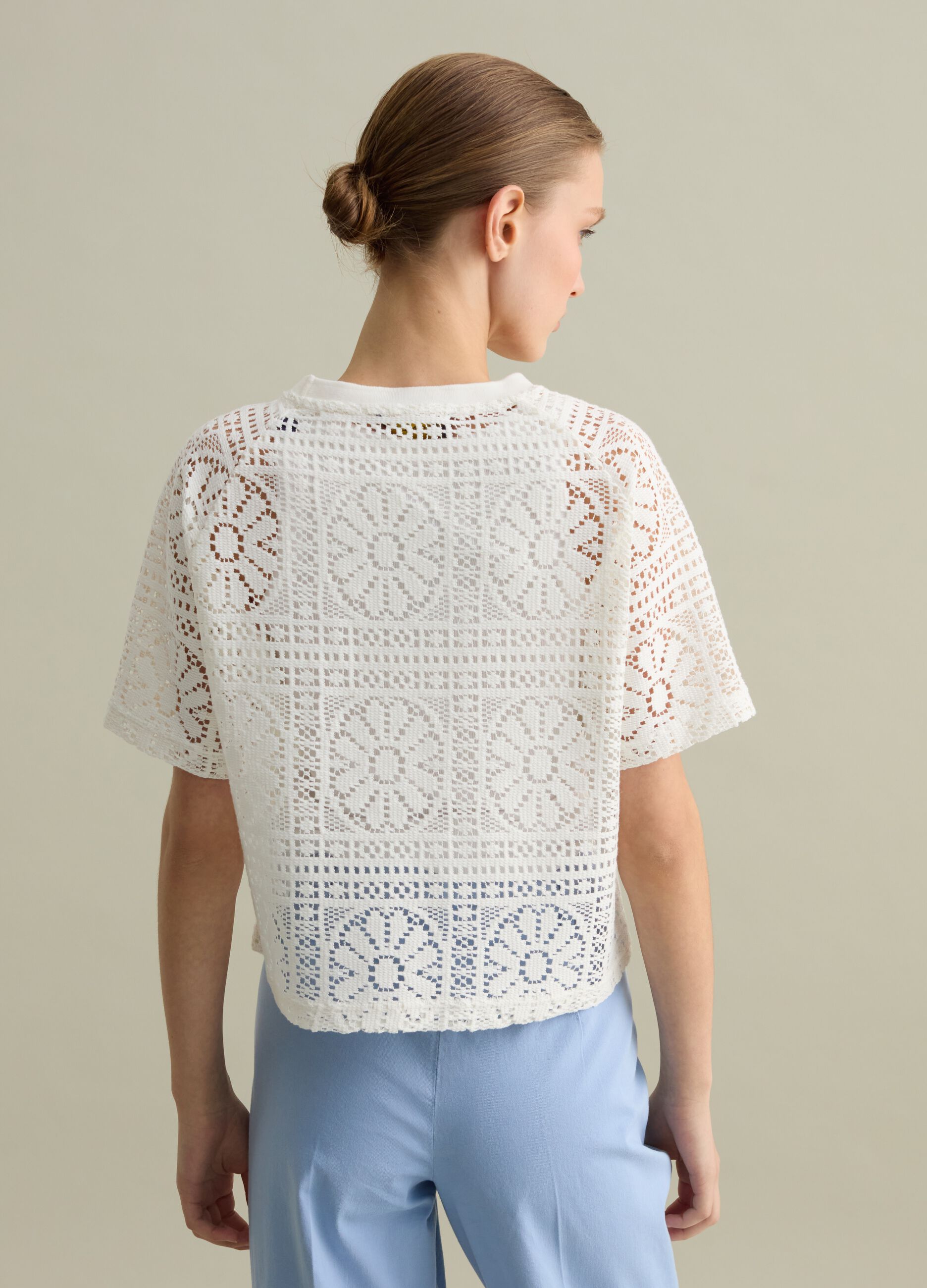 White short-sleeved T-shirt in lace