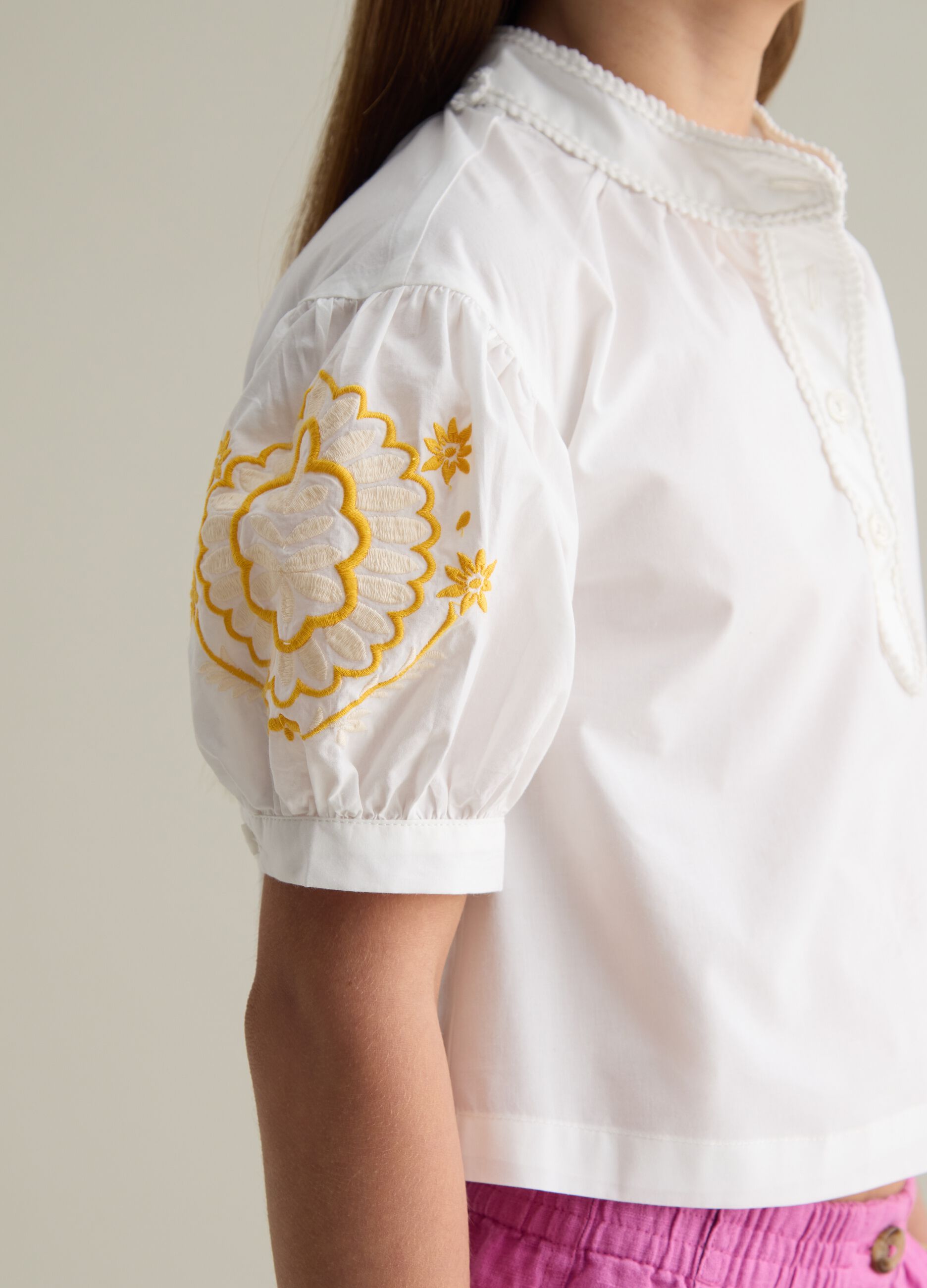 Blusa da ragazza in puro cotone bianca regular fit con ricami
