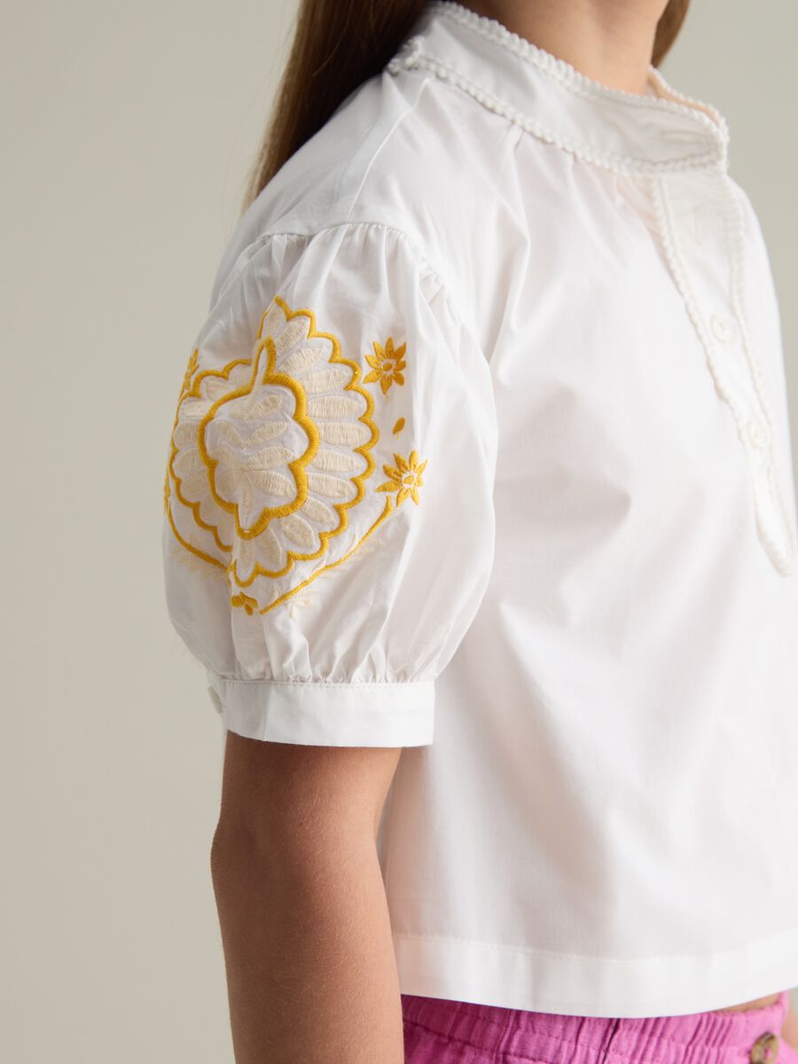 White blouse with embroidered sides in cotton_2