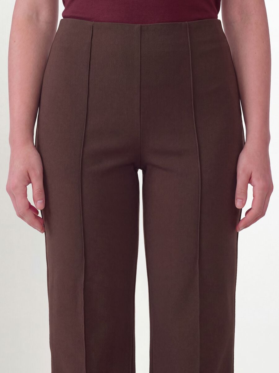 Pantaloni marroni flare fit in viscosa elasticizzata_2