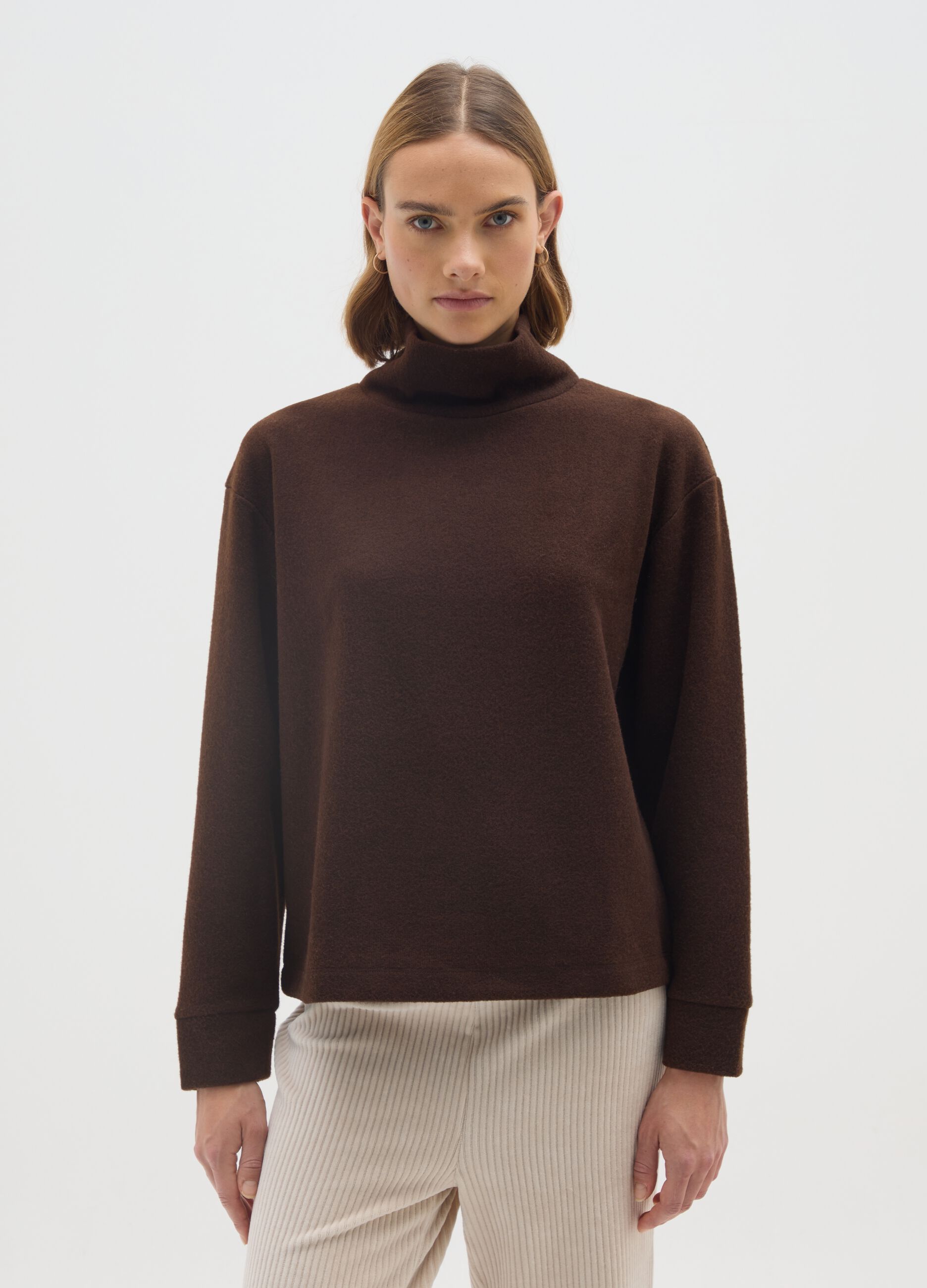 Brown turtleneck jumper with regular fit