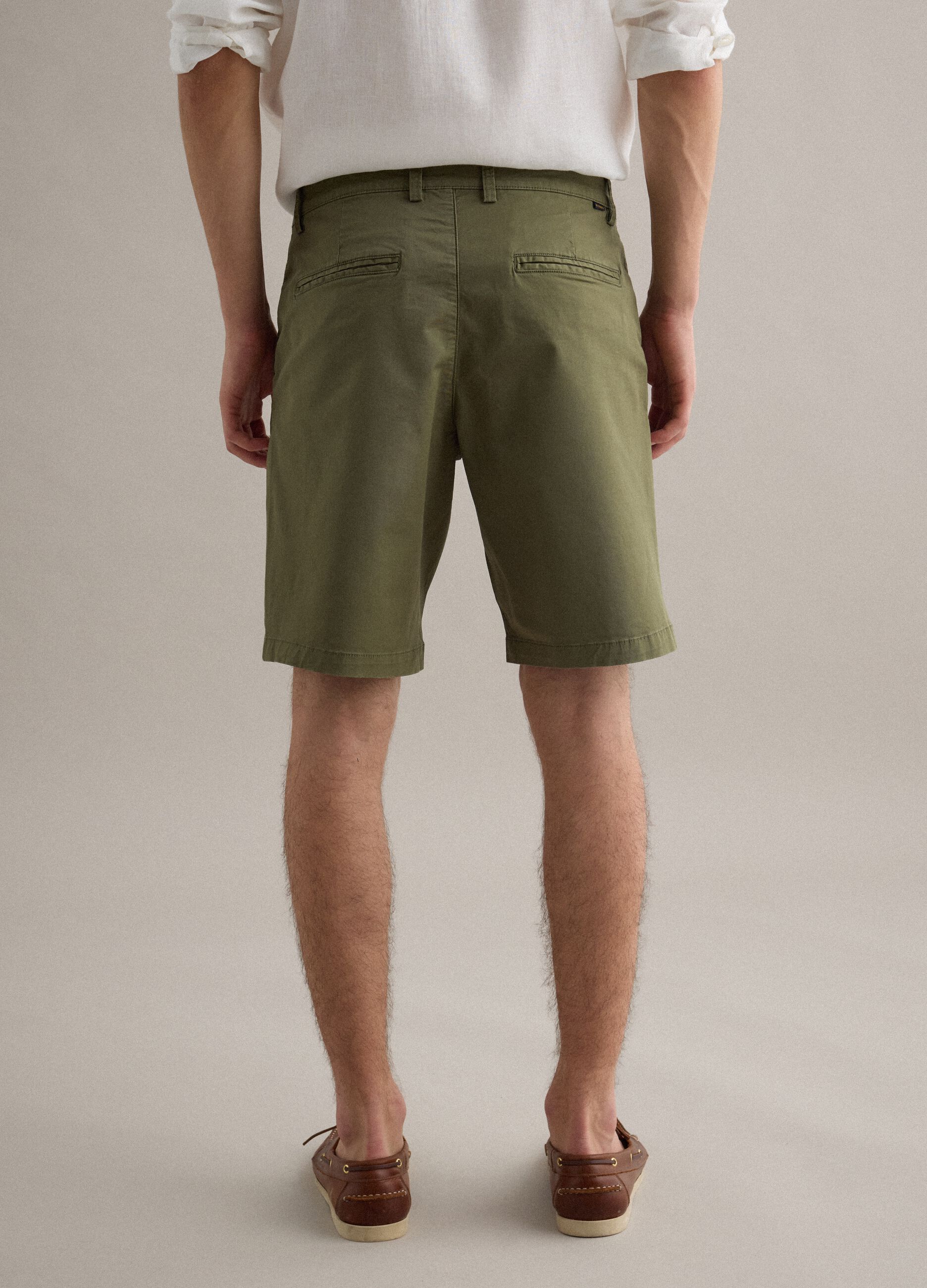 Green stretch cotton chino shorts, regular fit