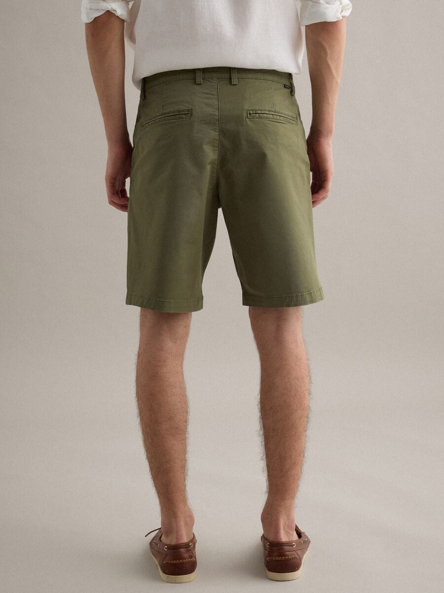 Shorts chino in cotone elasticizzato verde regular fit_2