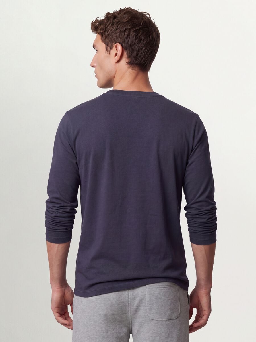 T-shirt grigia a maniche lunghe in puro cotone organico con girocollo_3