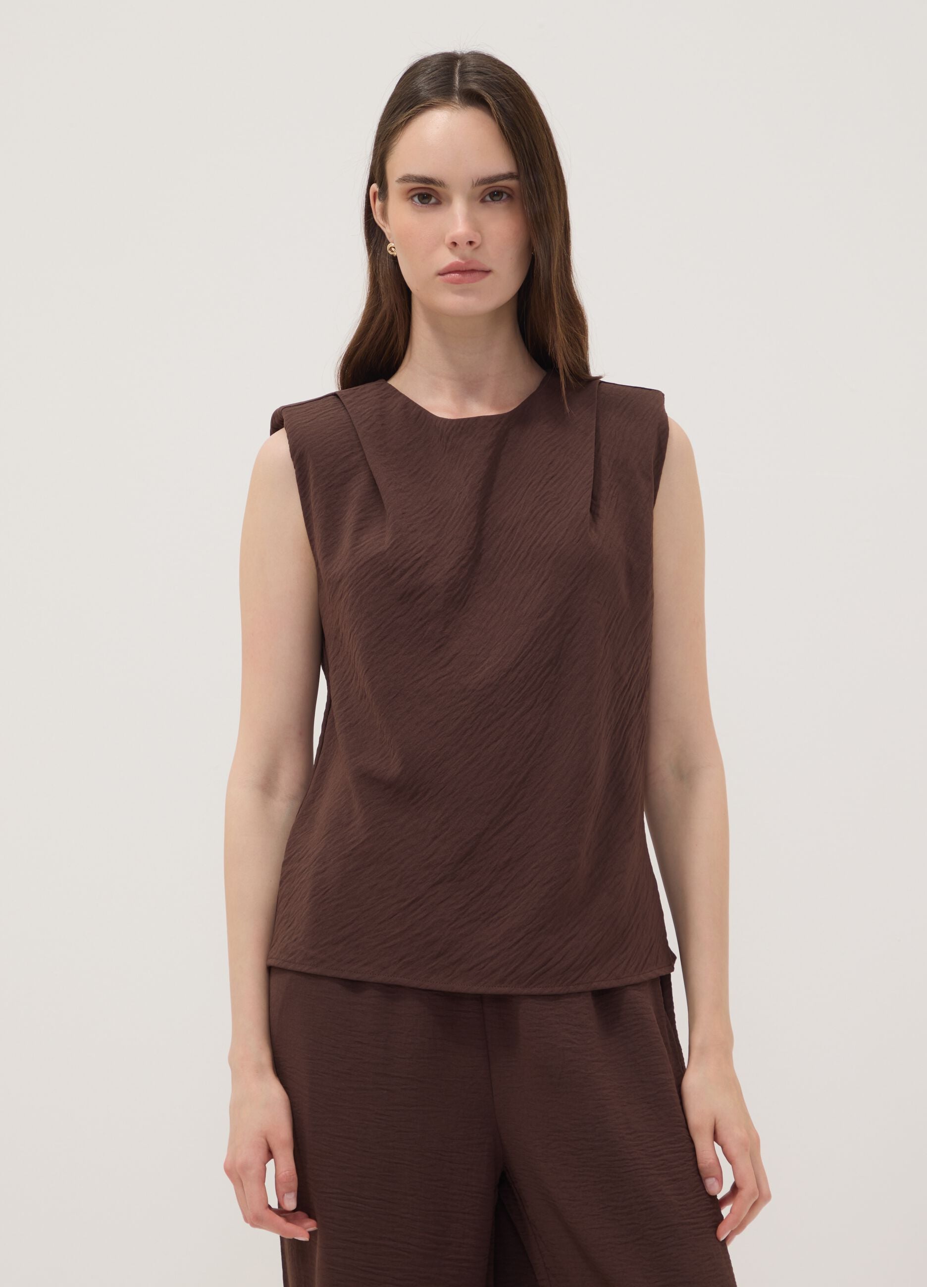 Blusa marrone smanicata con texture pliss&eacute; regular fit