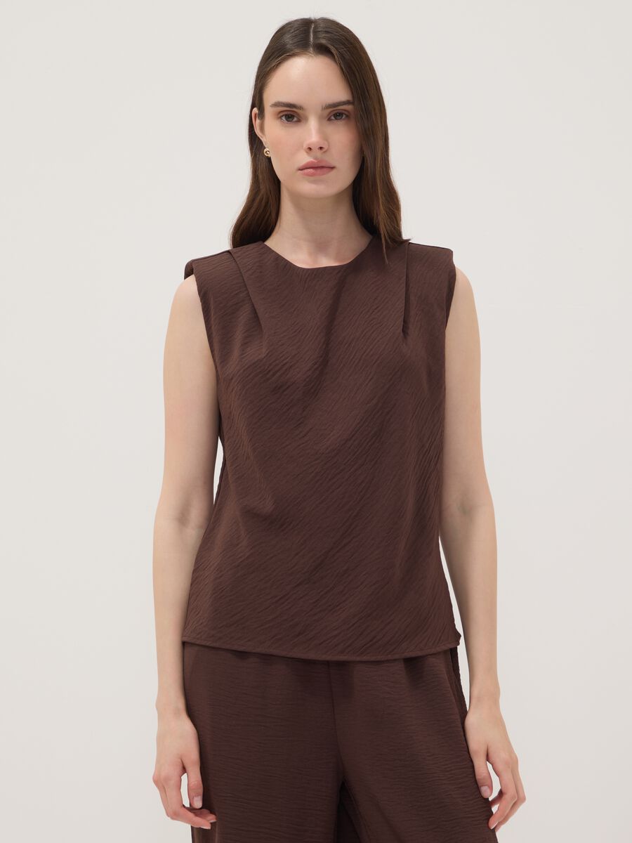 Brown sleeveless pleated-texture blouse, regular fit_0