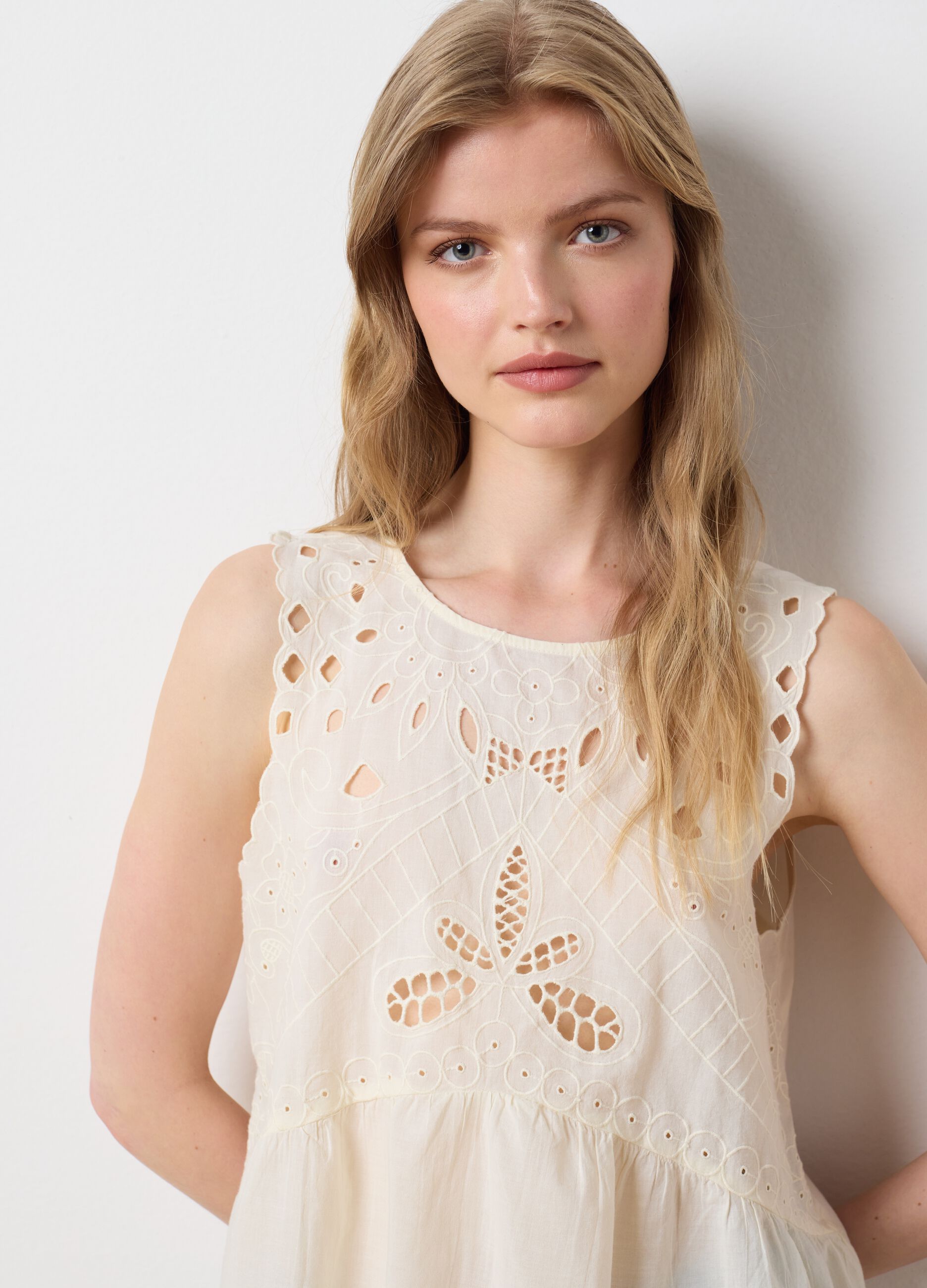 Top da donna in puro cotone beige regular fit con ricami