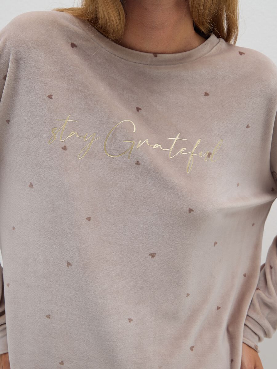 Felpa pigiama beige in tessuto morbido con cuori e scritta frontale_3