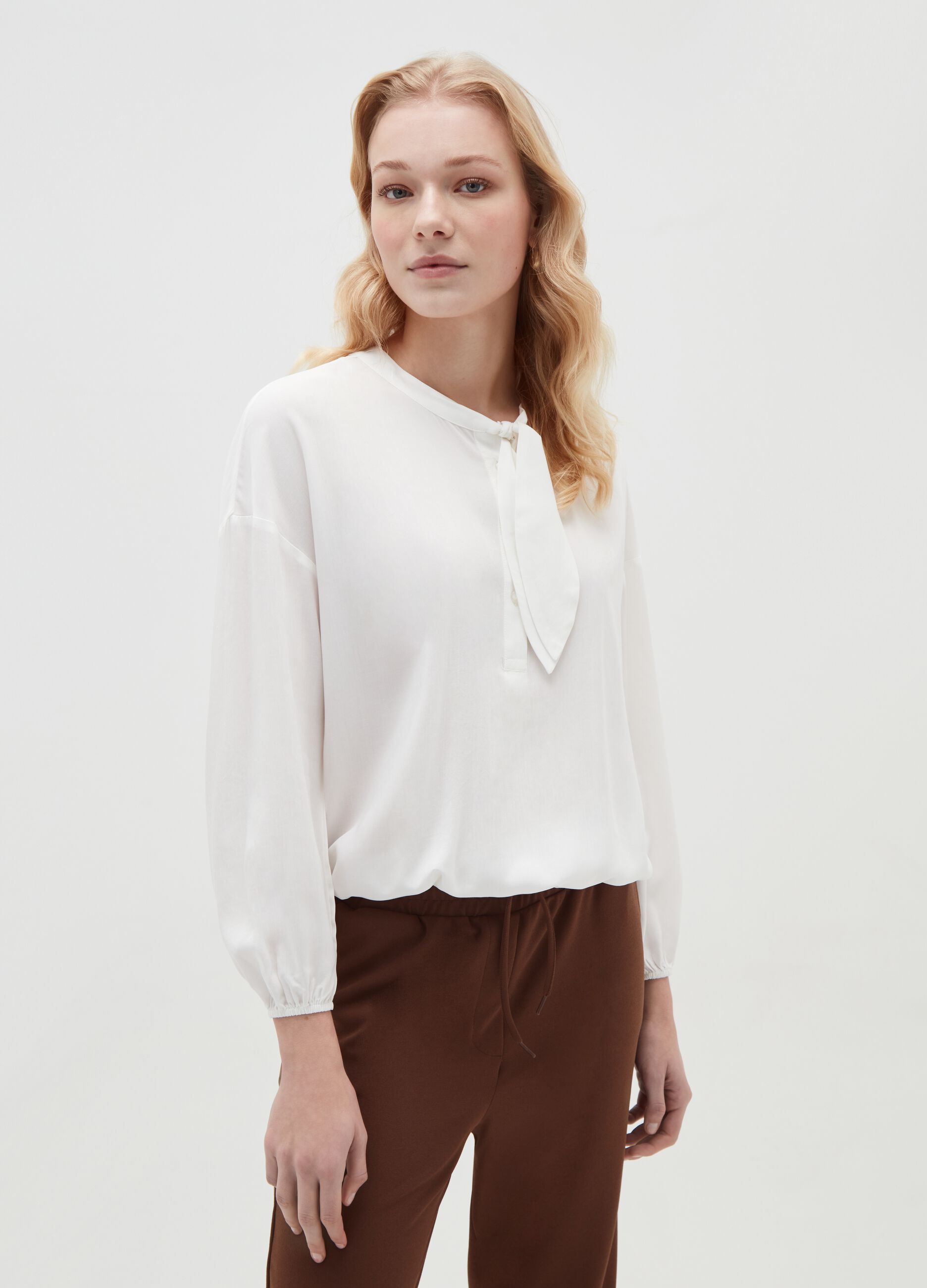 100% viscose blouse with laces