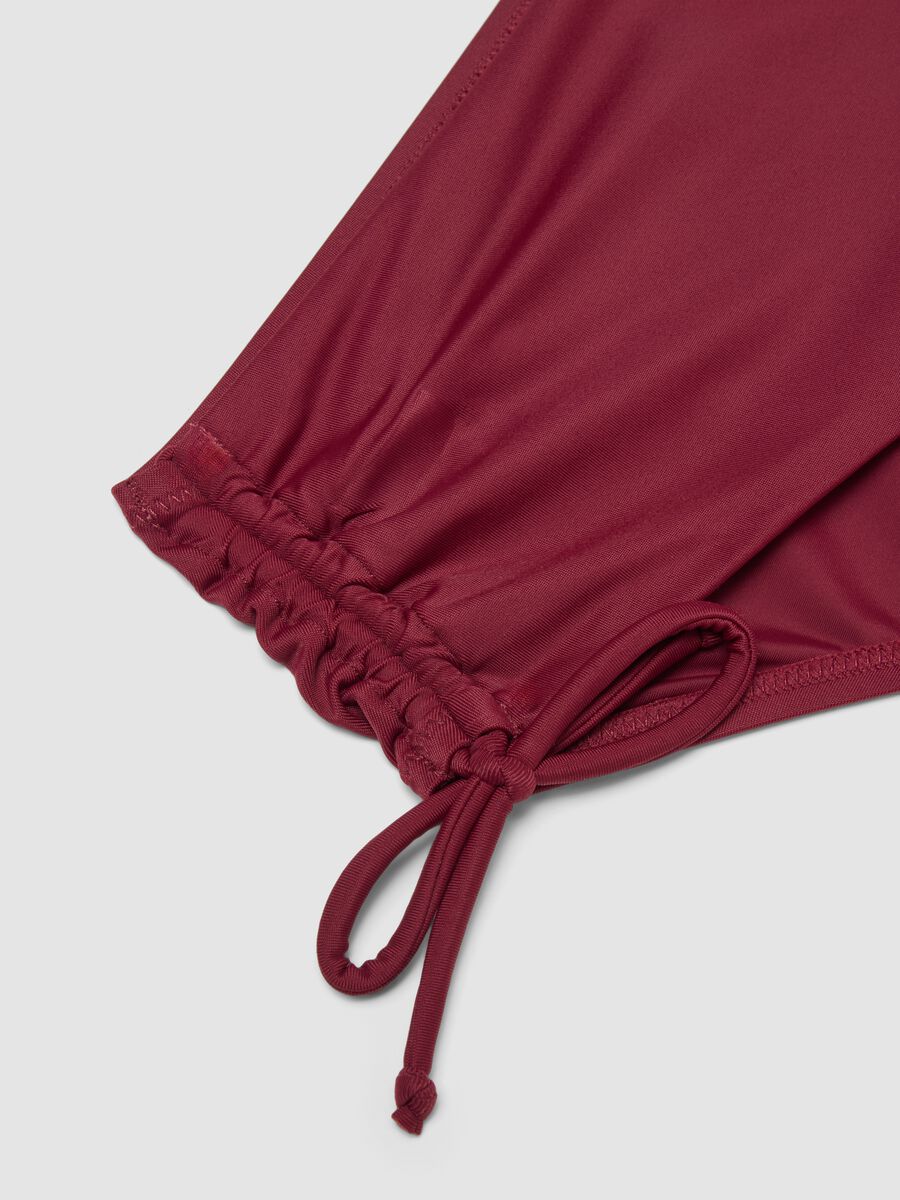 Slip da mare elasticizzato rosso con dettagli arricciati_5