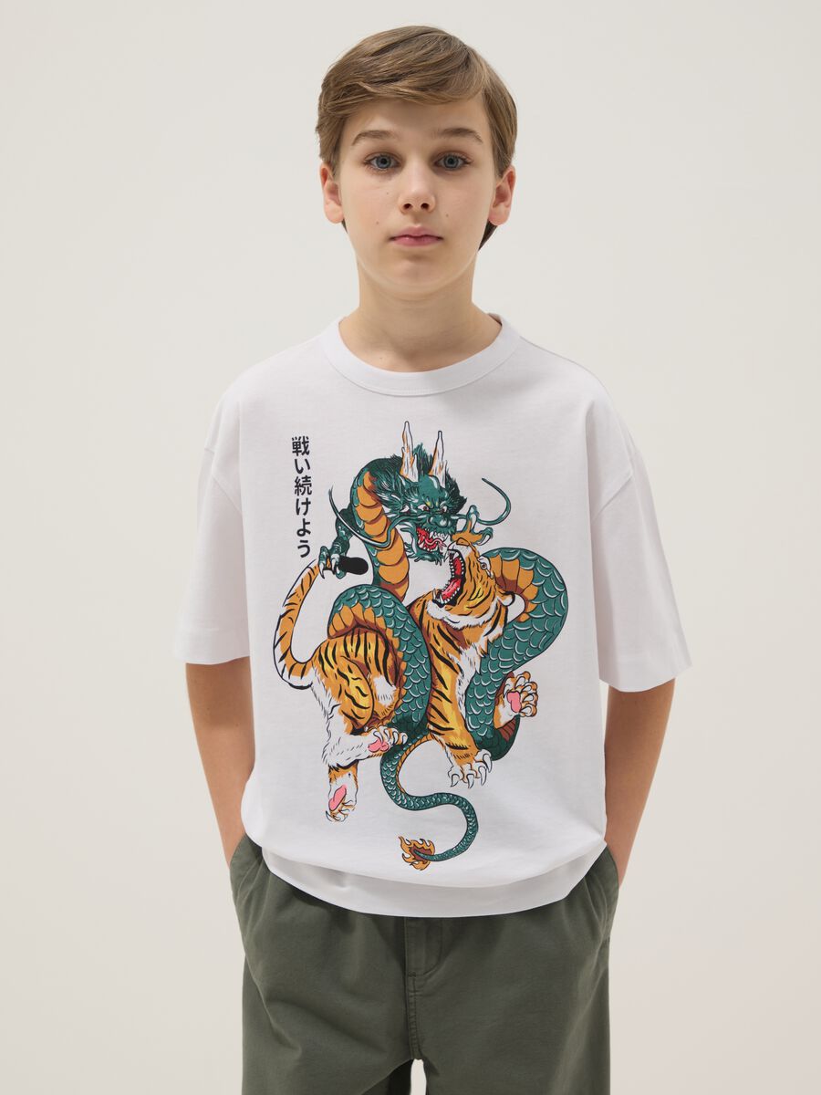 T-shirt in puro cotone bianca oversize fit con drago e tigre_0
