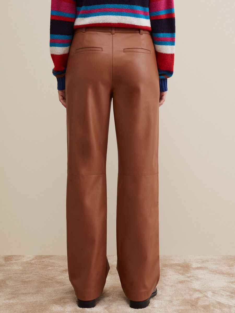 Pantaloni straight fit effetto lucido_2