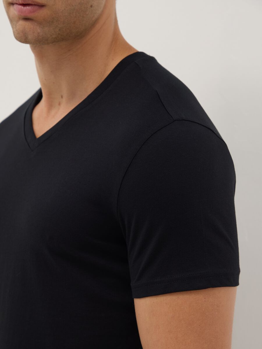 Tripack black V-neck t-shirts in pure cotton regular fit_3