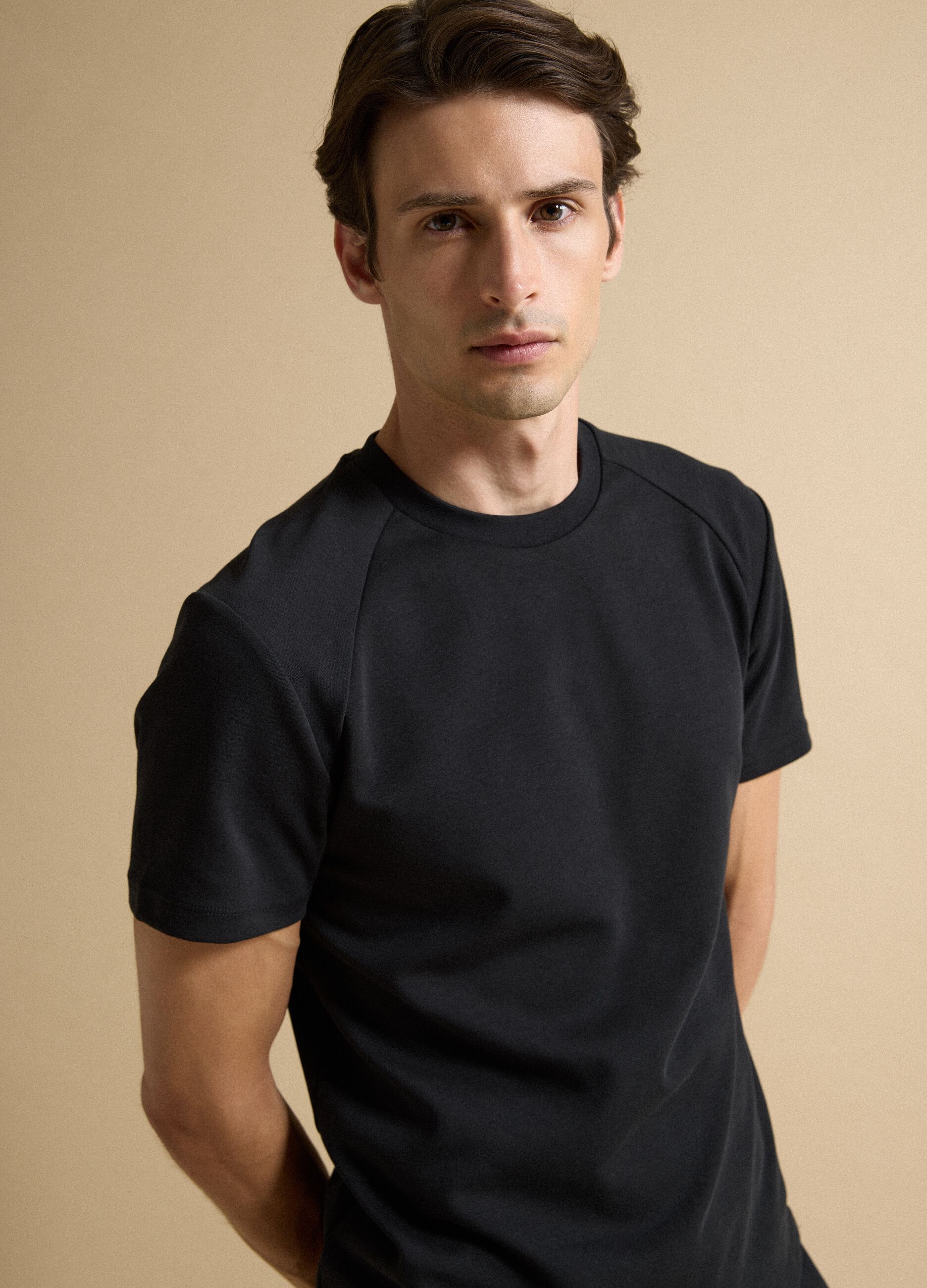 T-shirt nera in misto cotone traspirante e ad asciugatura rapida