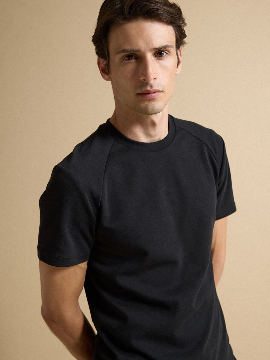 T-shirt nera in misto cotone traspirante e ad asciugatura rapida_1