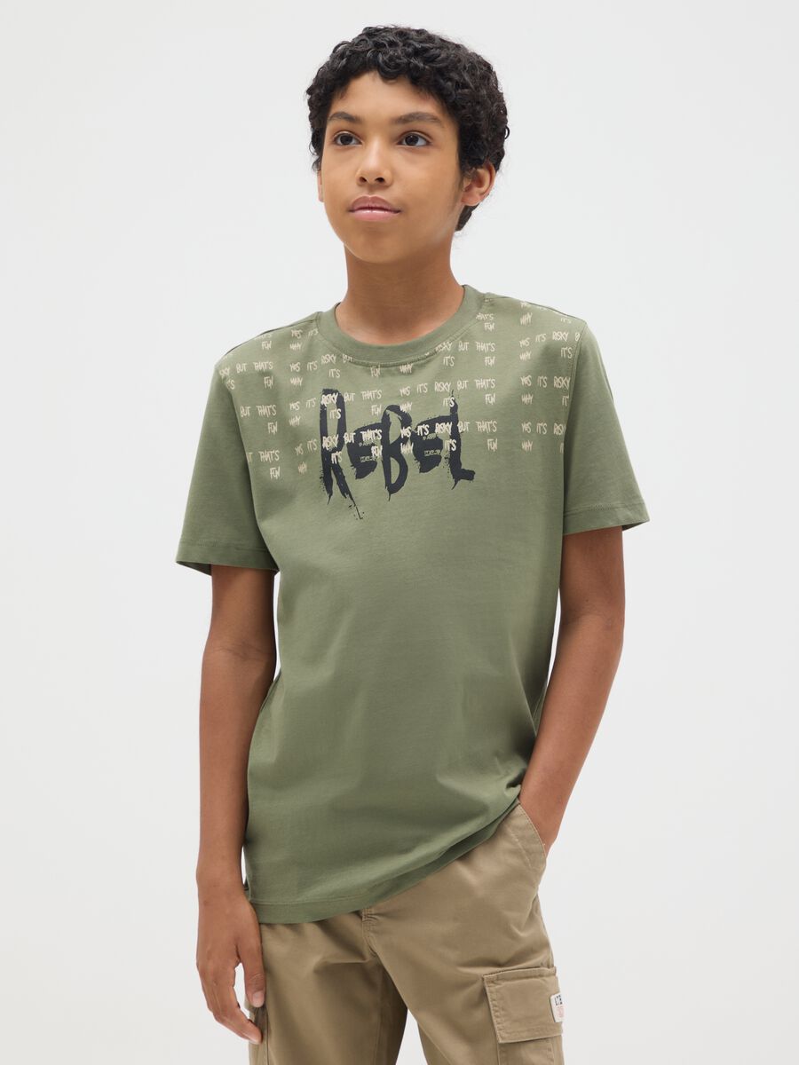 T-shirt verde in cotone con stampa "Rebel"_0