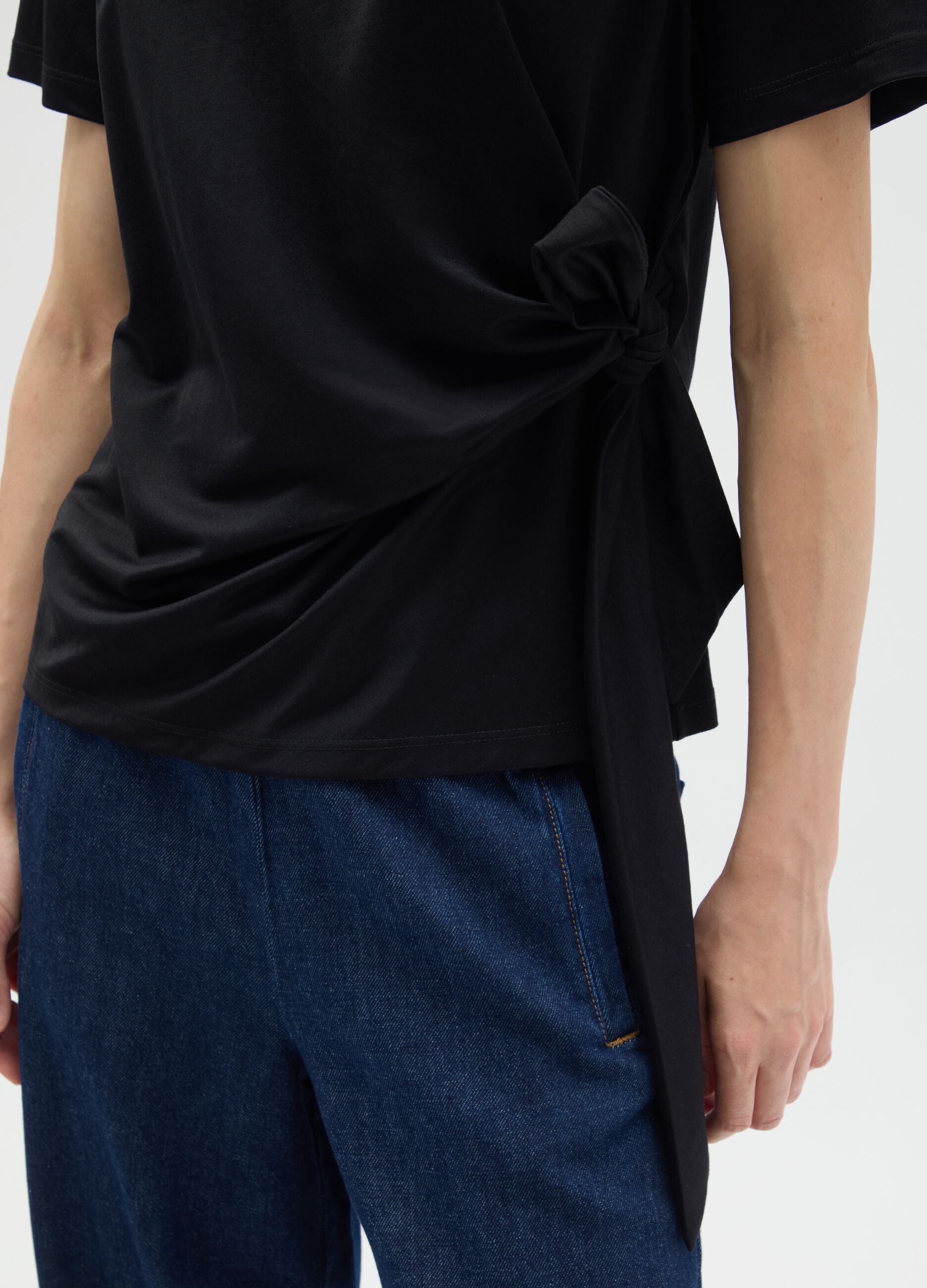 Black viscose blend fitted T-shirt with knot