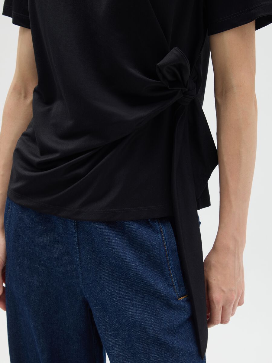 Black viscose blend fitted T-shirt with knot_2