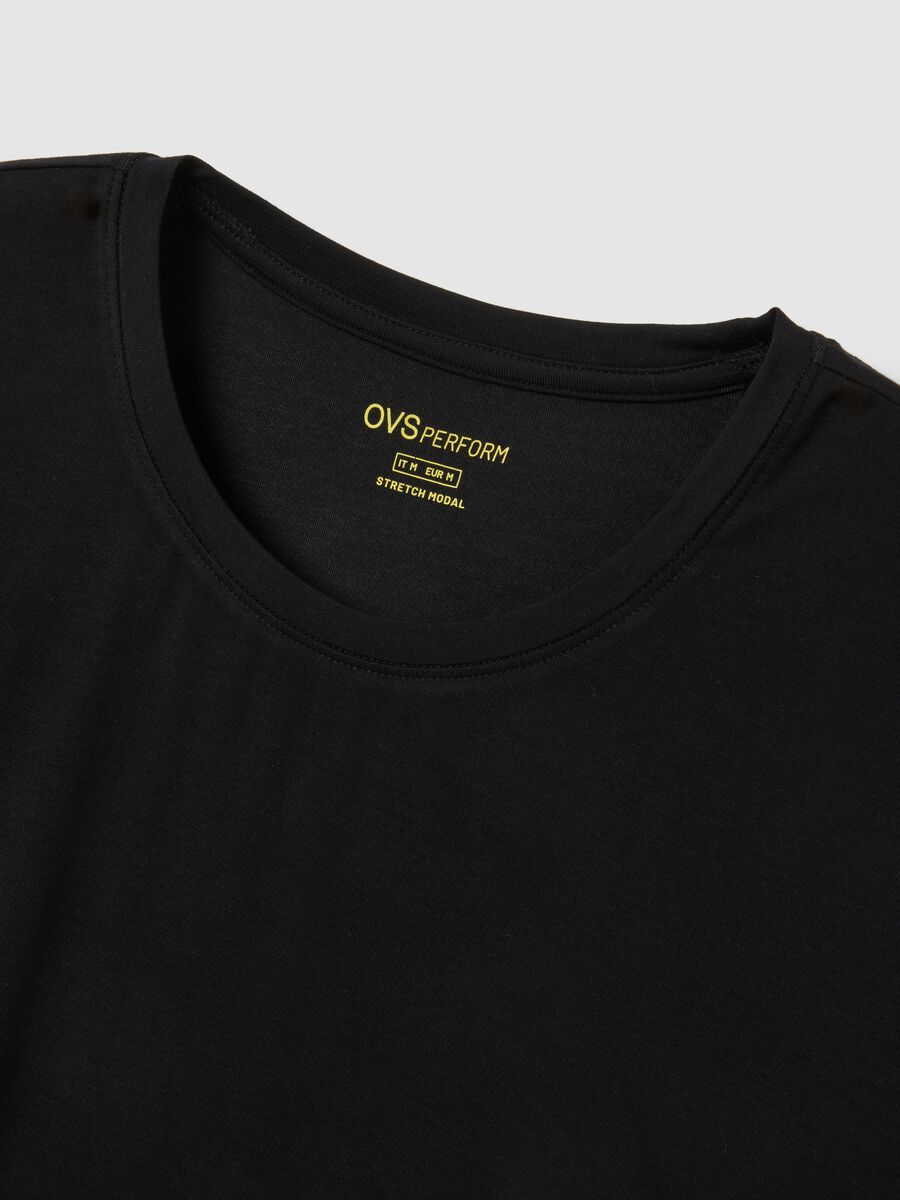 T-shirt nera in modal elasticizzato regular fit_5