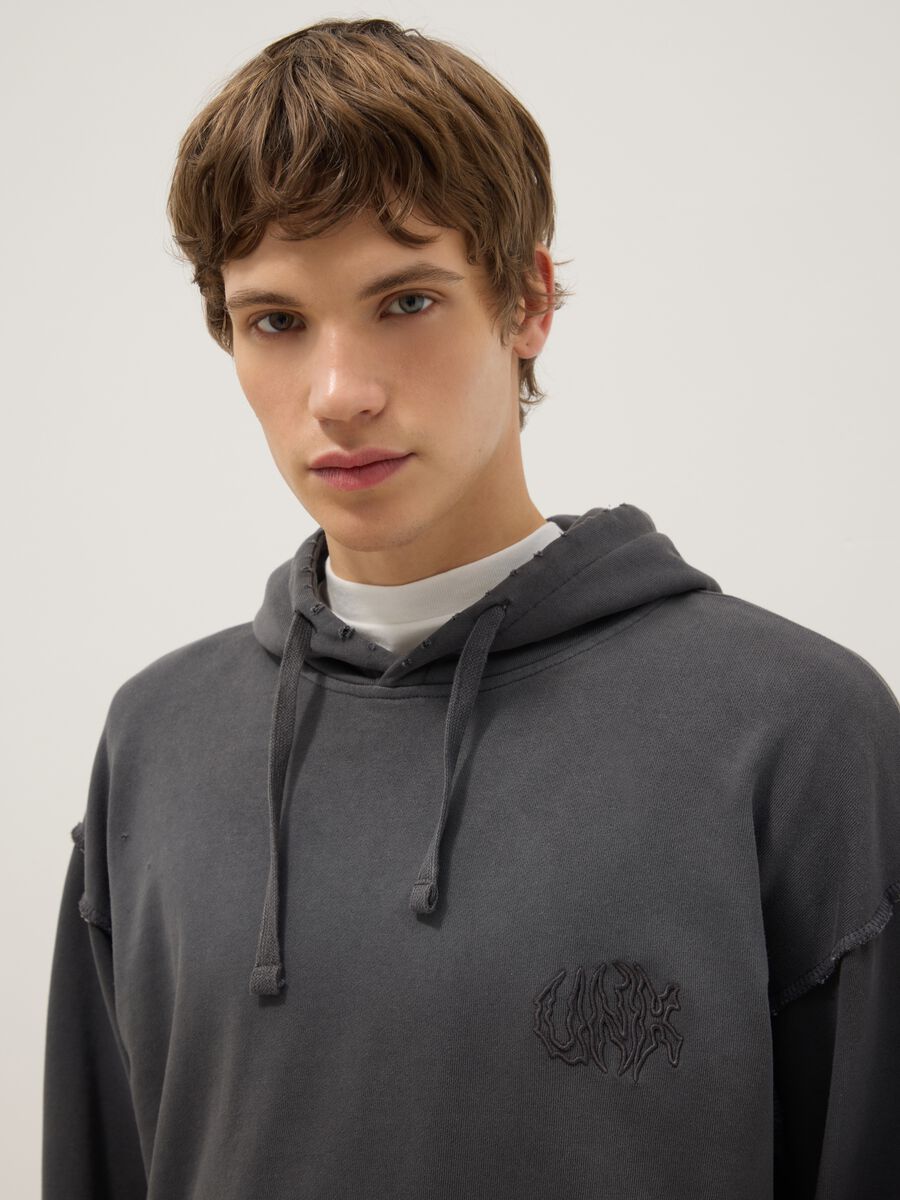Felpa in misto cotone grigia oversize fit con cappuccio_3