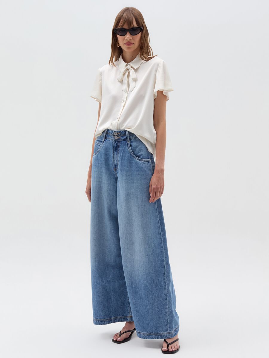 Blusa con foulard e bottoni gioiello_2