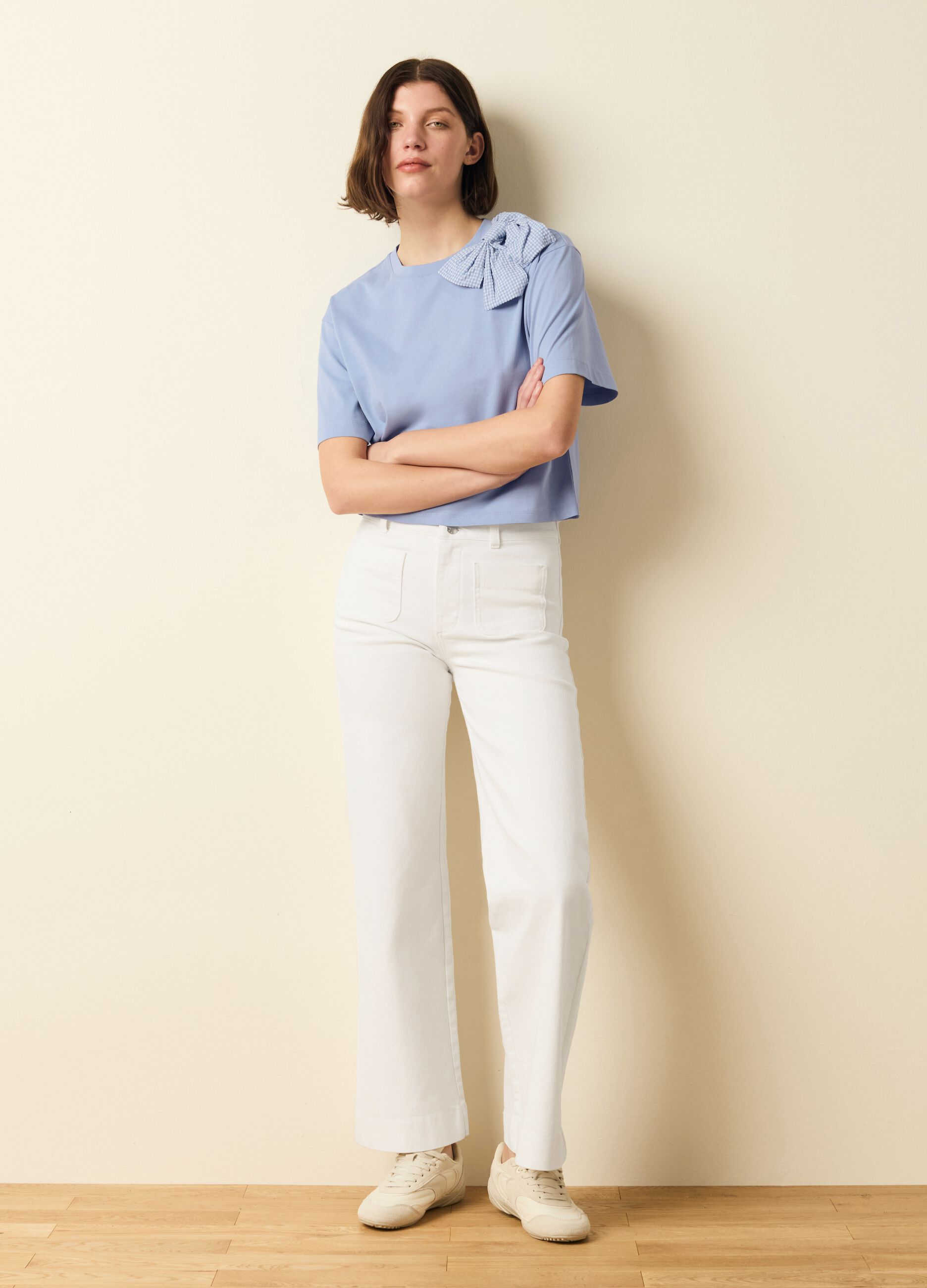 T-shirt girocollo con fiocco