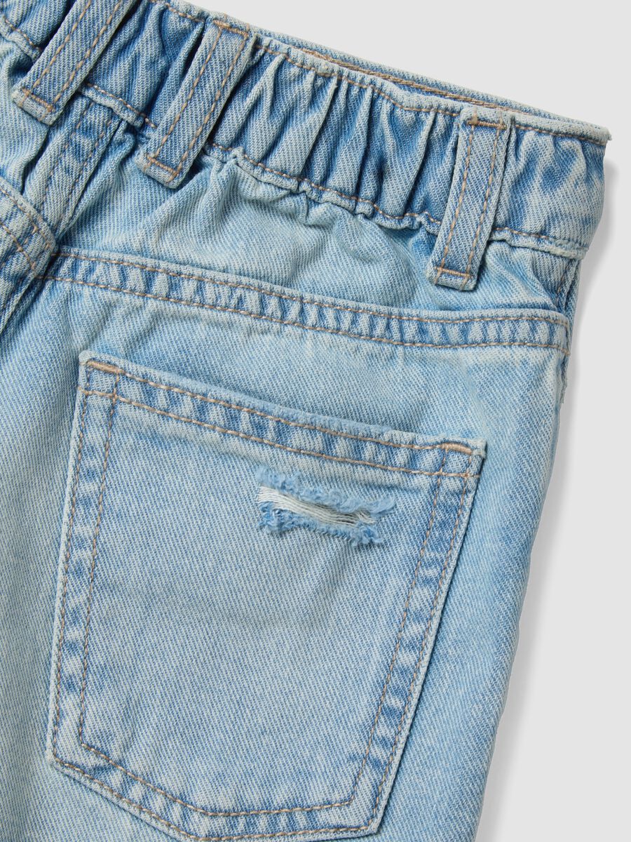 Shorts denim blu in puro cotone da bambina regular fit con strappi_3