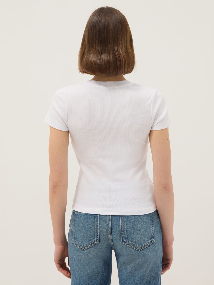 T-shirt in cotone elasticizzato bianca regular fit deep V_2
