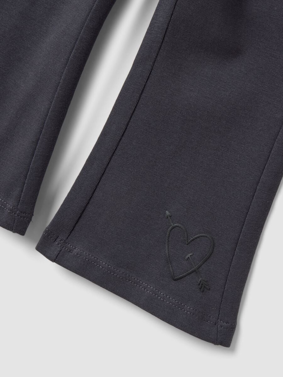 Leggings flare neri in misto cotone organico elasticizzato con stampa cuore per bimba_3