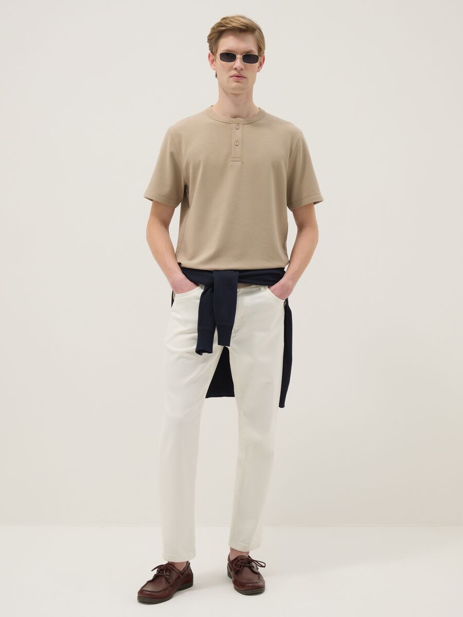 T-shirt a maniche corte beige regular fit con collo serafino_2