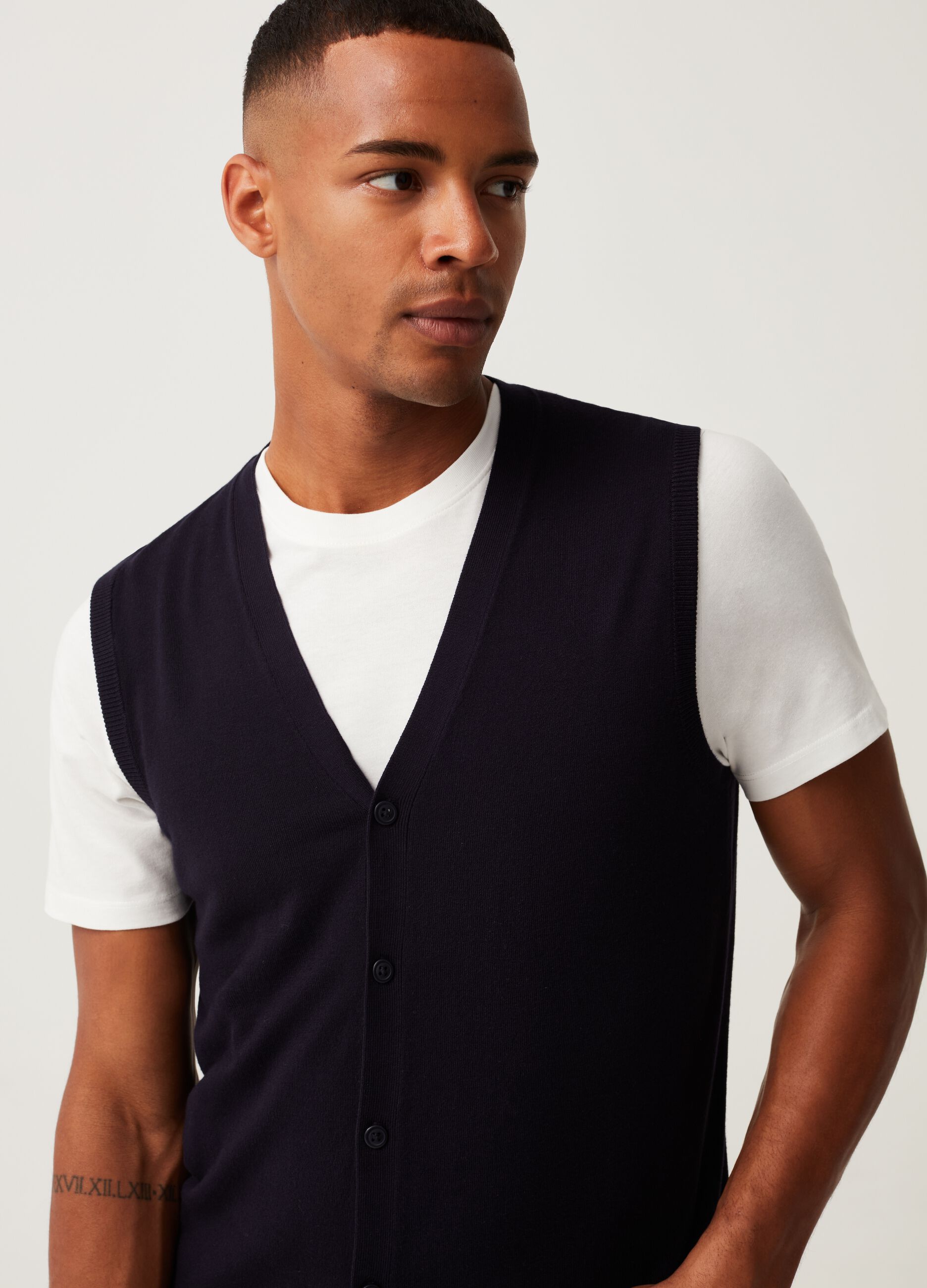 Gilet con scollo a V e bottoni_1