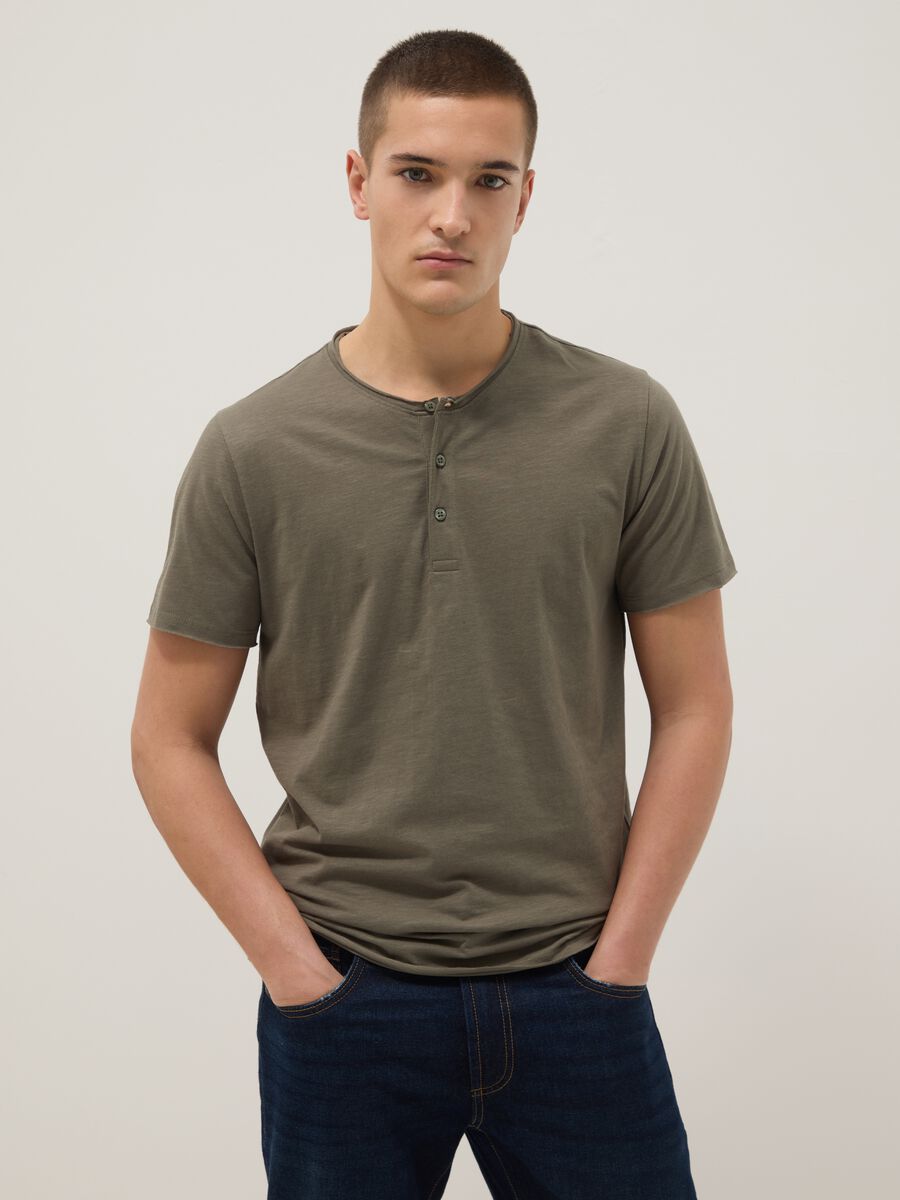 T-shirt in puro cotone verde regular fit con collo serafino_0