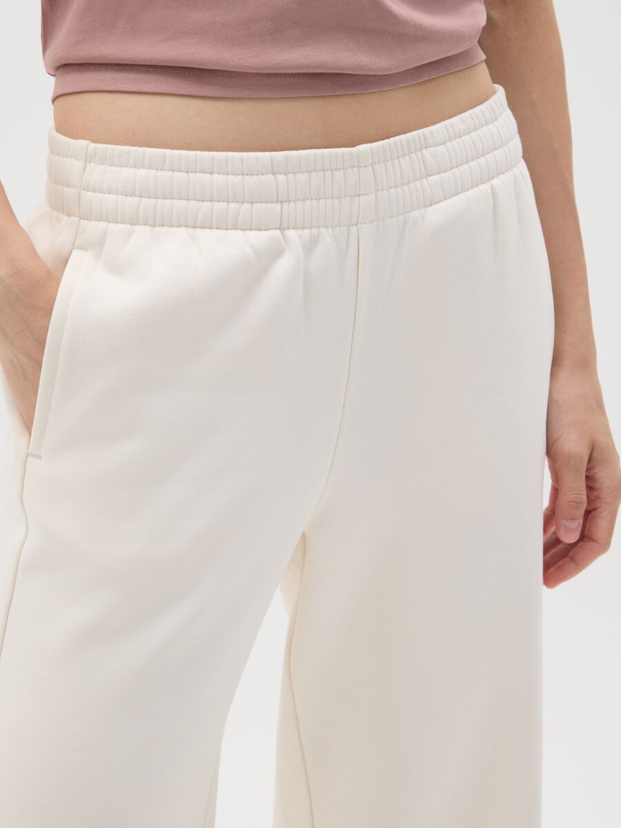 White cotton-blend relaxed trousers_3