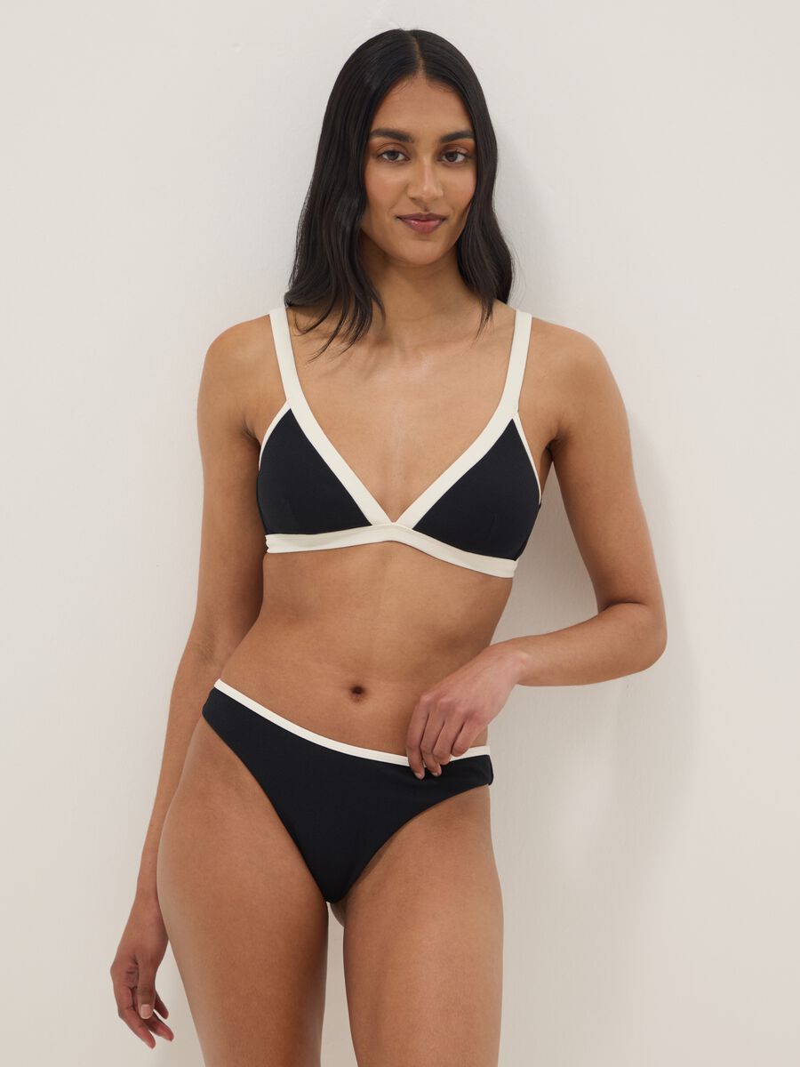 Top bikini in tessuto elasticizzato nero con bordi e spalline bianche_1